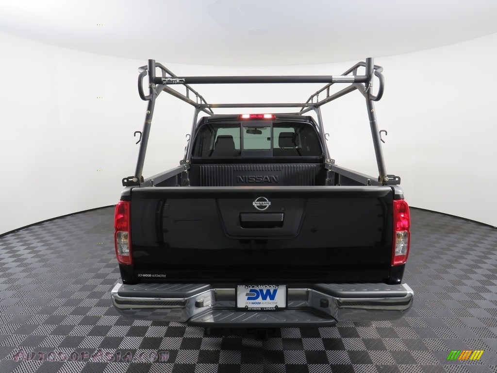 2018 Frontier SV King Cab 4x4 - Magnetic Black / Graphite photo #12