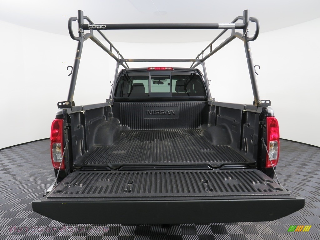2018 Frontier SV King Cab 4x4 - Magnetic Black / Graphite photo #14