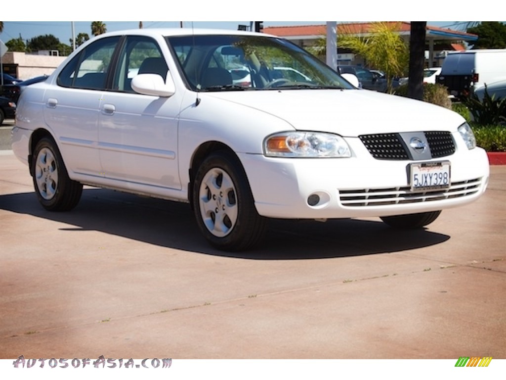 Cloud White / Taupe Nissan Sentra 1.8 S