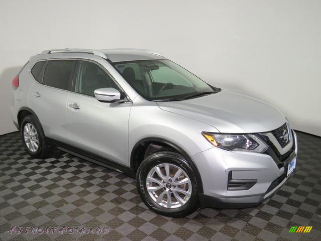 2017 Rogue SV AWD - Brilliant Silver / Charcoal photo #2