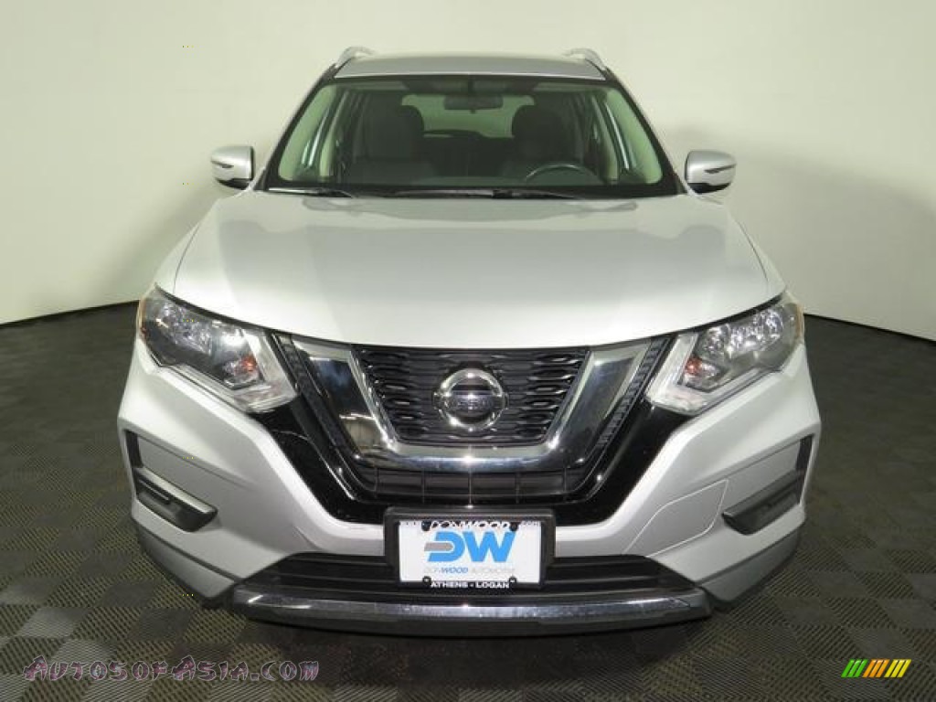 2017 Rogue SV AWD - Brilliant Silver / Charcoal photo #4