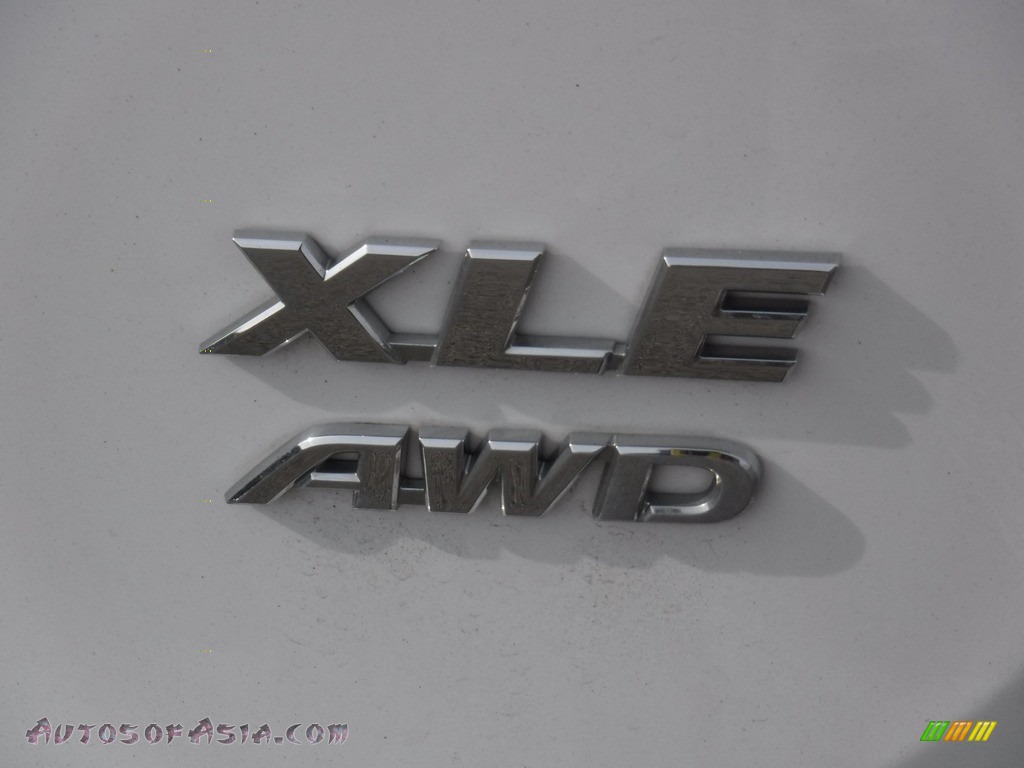 2018 RAV4 XLE AWD - Super White / Black photo #6