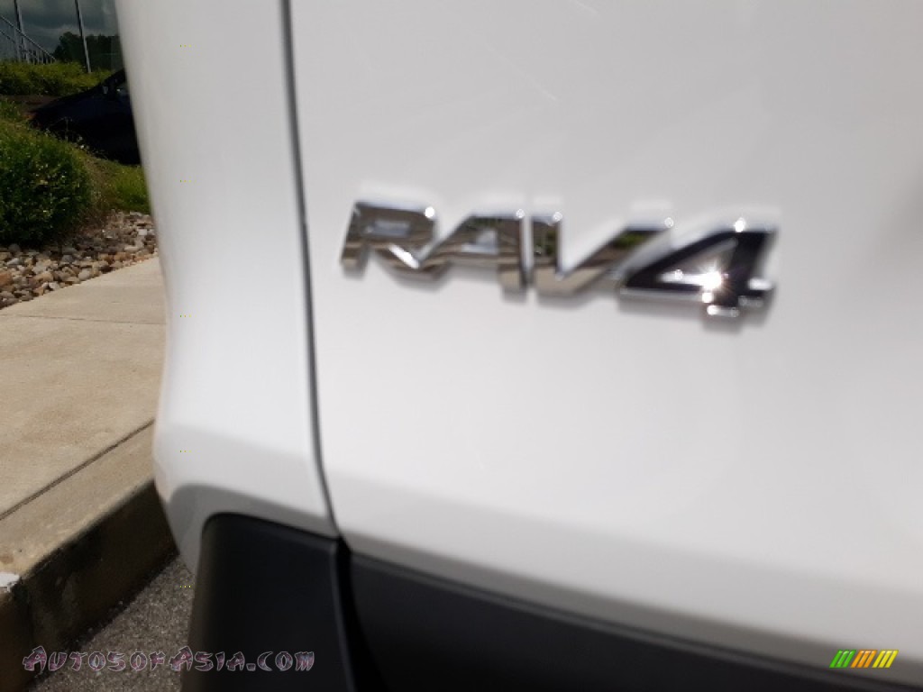 2020 RAV4 XLE AWD - Super White / Light Gray photo #35