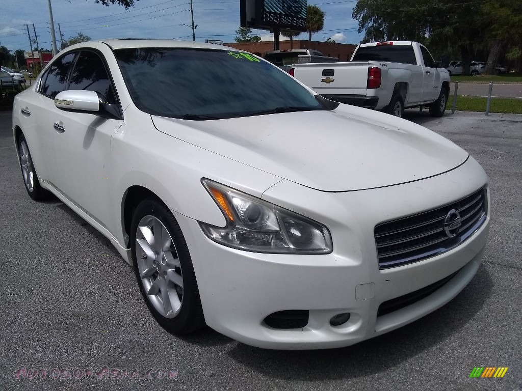 Winter Frost White / Charcoal Nissan Maxima 3.5 S