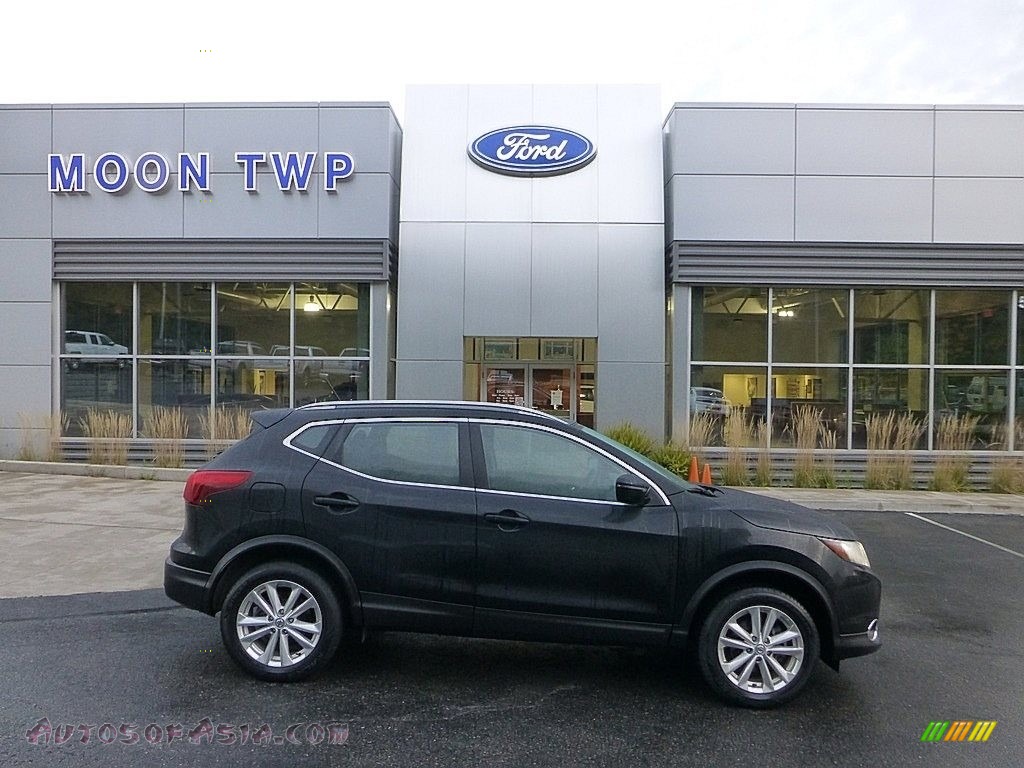Magnetic Black / Charcoal Nissan Rogue Sport SV AWD