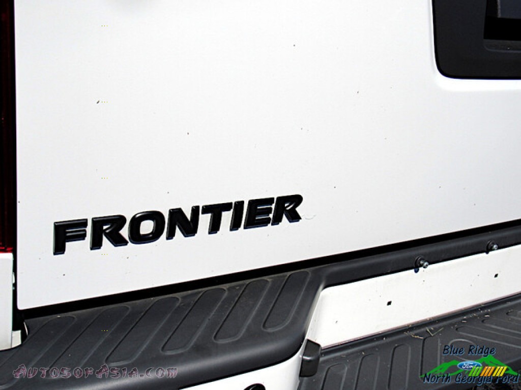 2018 Frontier SV Crew Cab 4x4 - Glacier White / Steel photo #30