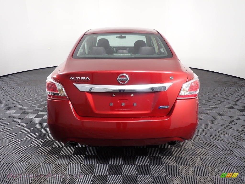 2013 Altima 2.5 S - Cayenne Red / Charcoal photo #9