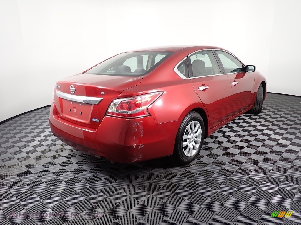 2013 Altima 2.5 S - Cayenne Red / Charcoal photo #12