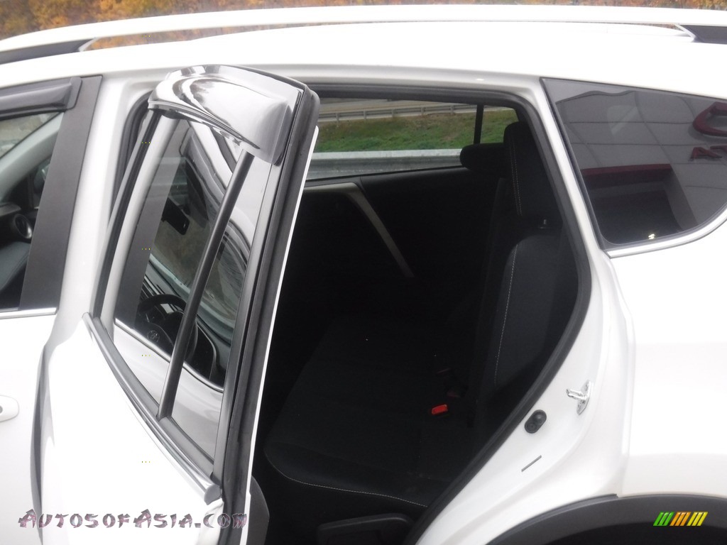 2013 RAV4 XLE AWD - Super White / Black photo #23