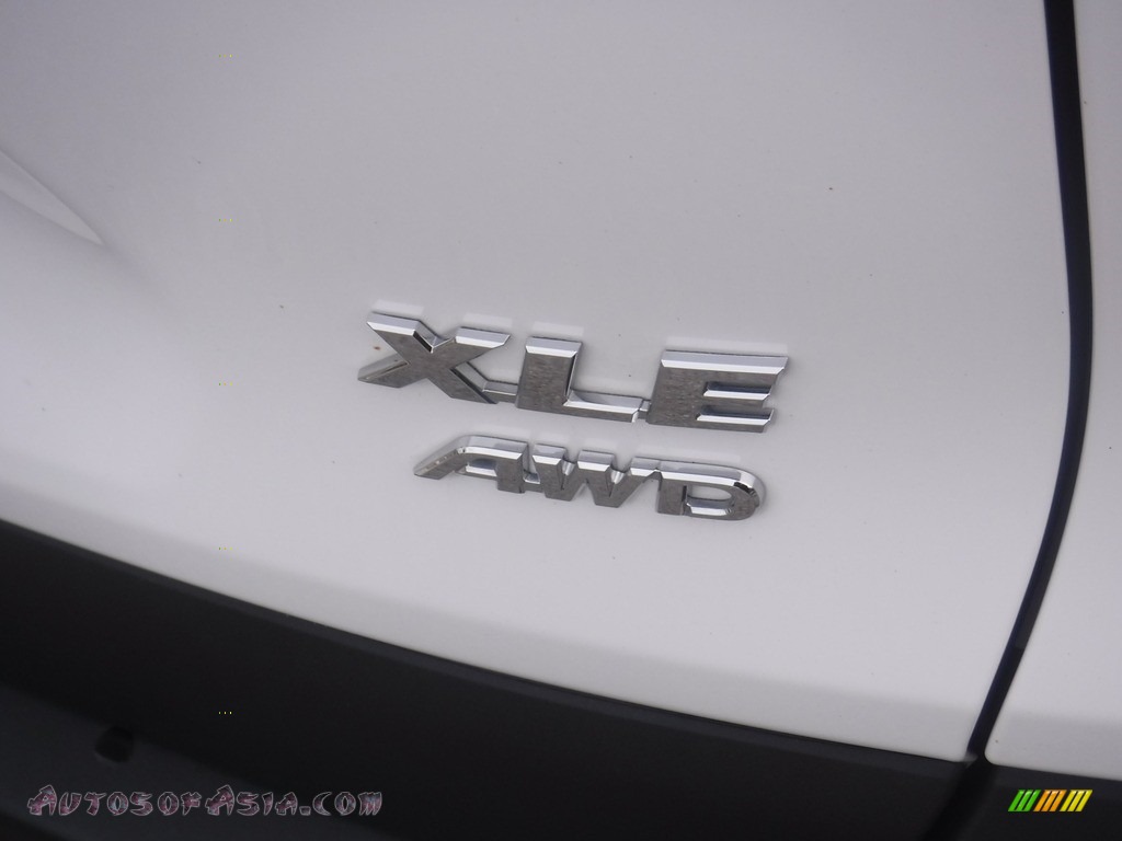 2020 RAV4 XLE AWD - Super White / Black photo #16