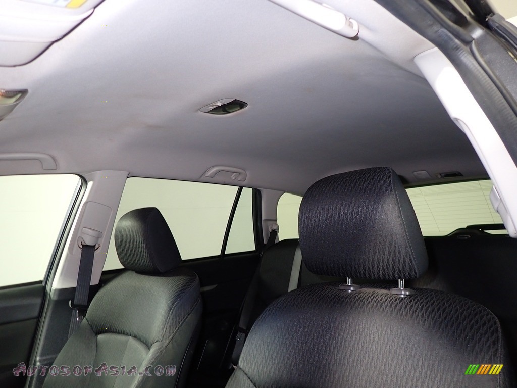 2011 Outback 2.5i Premium Wagon - Graphite Gray Metallic / Off Black photo #31