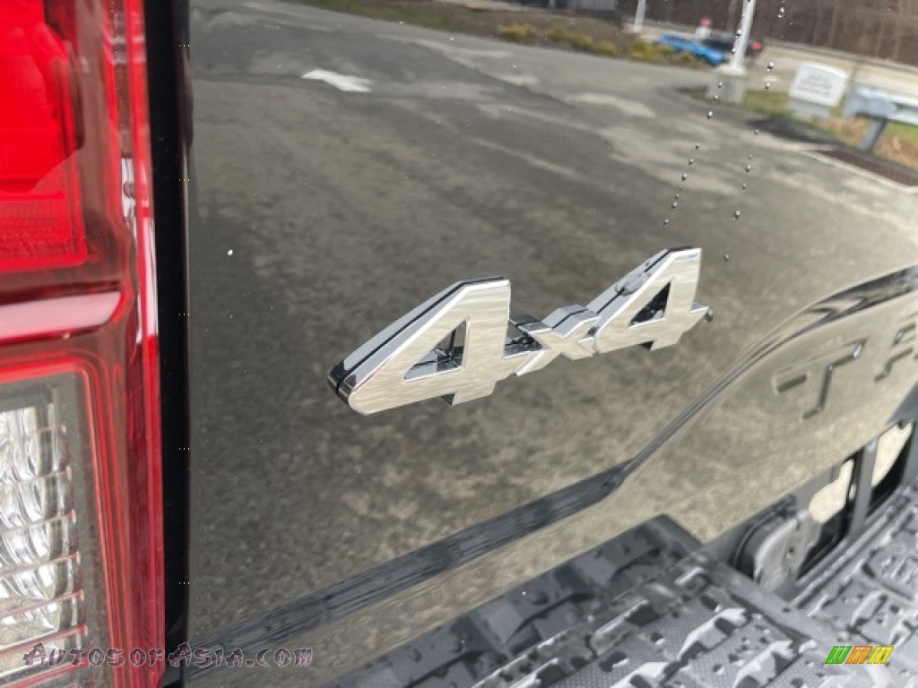2022 Tacoma SR Double Cab 4x4 - Midnight Black Metallic / Cement Gray photo #13