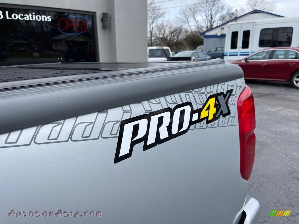 2017 Frontier Pro-4X King Cab 4x4 - Brilliant Silver / Graphite photo #24