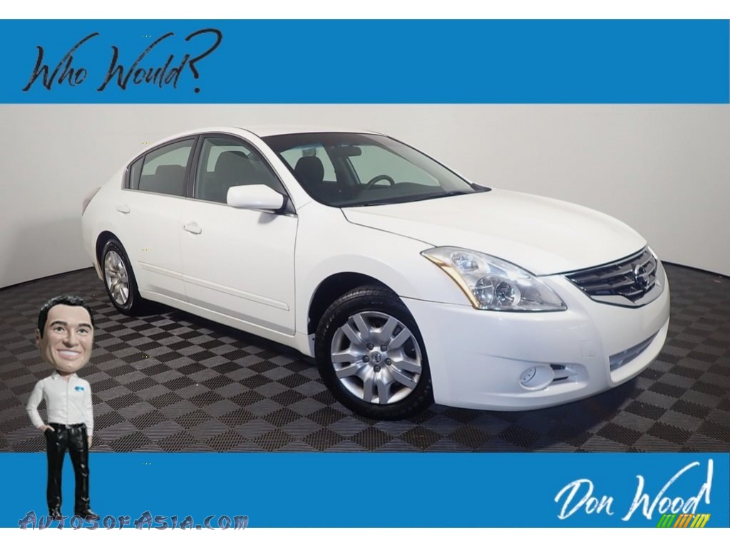 Winter Frost White / Charcoal Nissan Altima 2.5 S