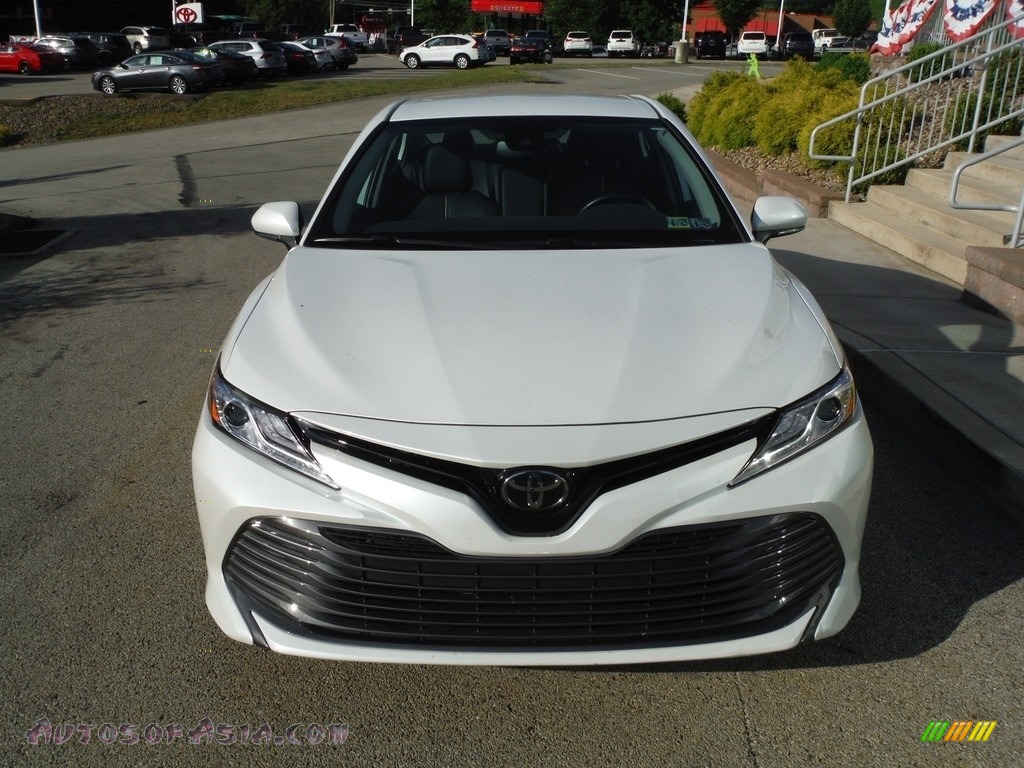 2019 Camry XLE - Wind Chill Pearl / Black photo #10