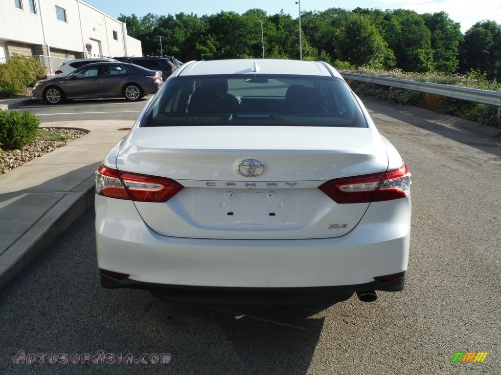 2019 Camry XLE - Wind Chill Pearl / Black photo #14