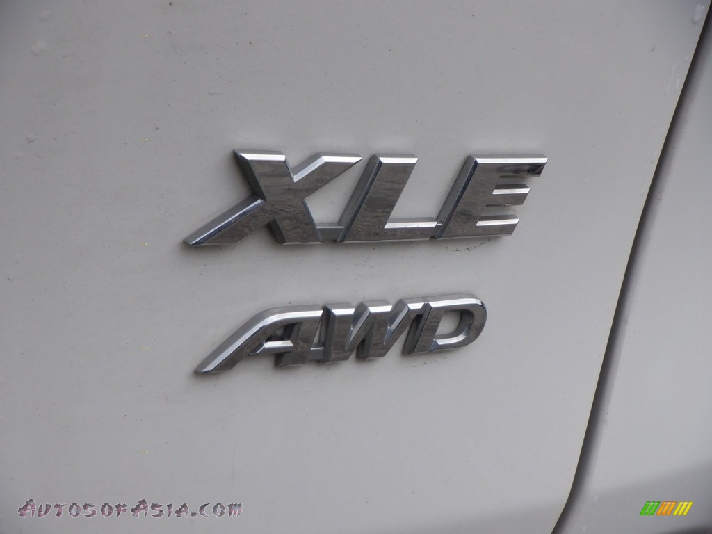 2021 RAV4 XLE AWD - Super White / Light Gray photo #10