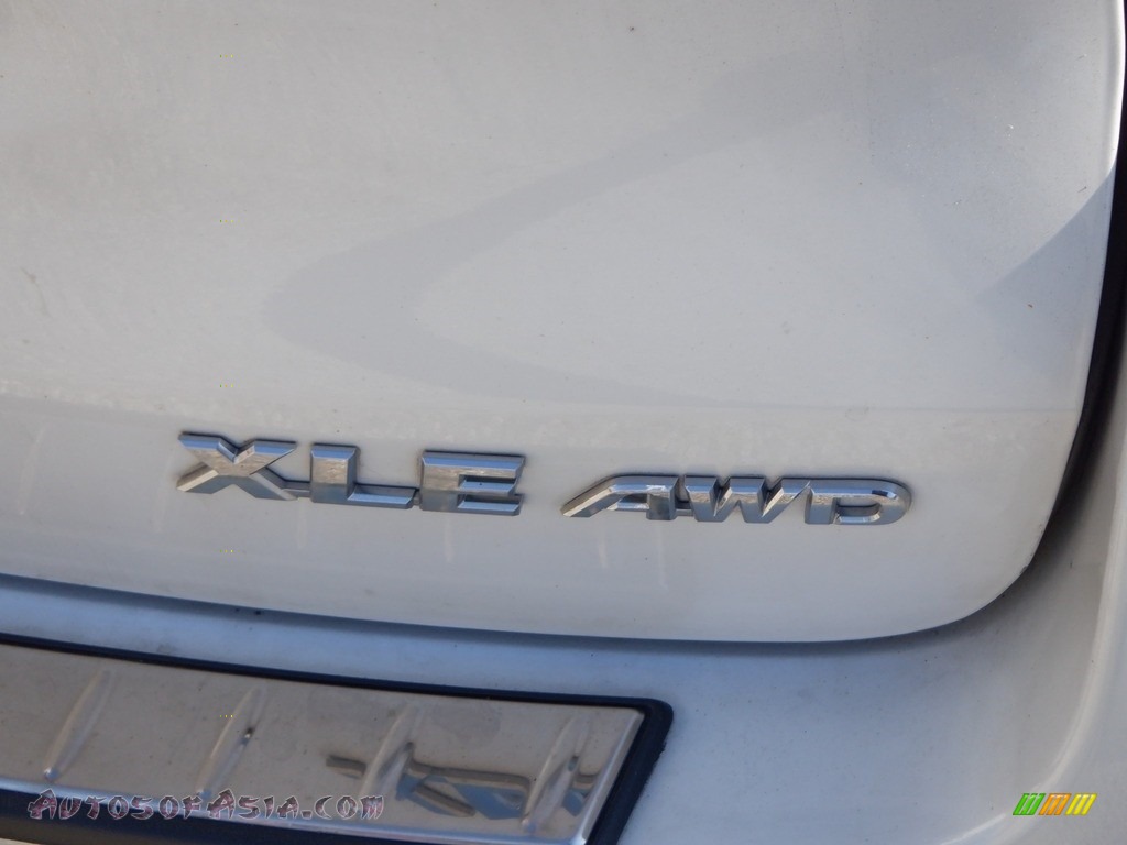 2019 Highlander XLE AWD - Blizzard Pearl White / Ash photo #10