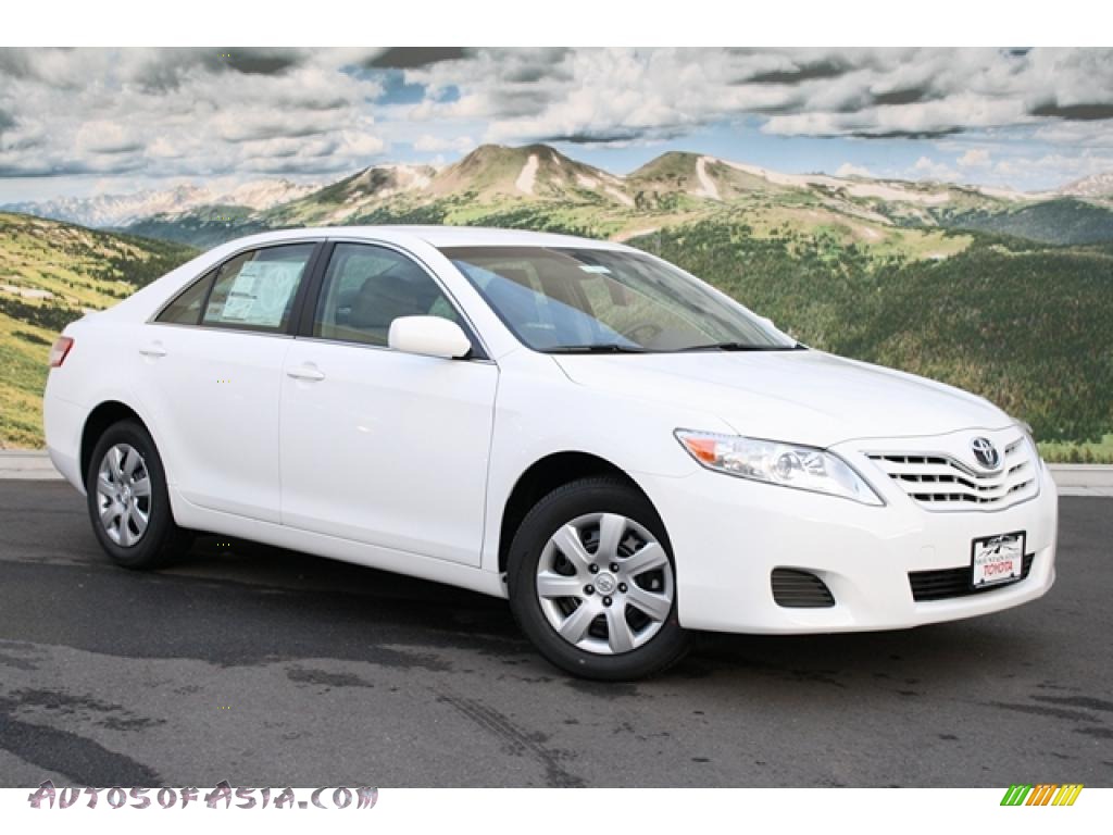 2011 White toyota camry le