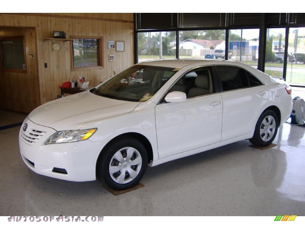 2009 white toyota camry le #3