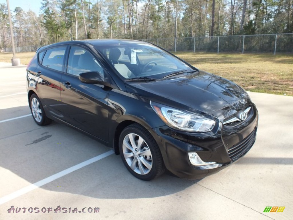 Ultra Black / Gray Hyundai Accent SE 5 Door