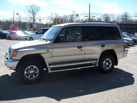 Sudan Beige Metallic 1999 Mitsubishi Montero 4x4 Sudan Beige Metallic 1999 Mitsubishi Montero 4x4