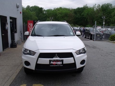Diamond White Pearl 2010 Mitsubishi Outlander ES 4WD Diamond White Pearl 2010 Mitsubishi Outlander ES 4WD