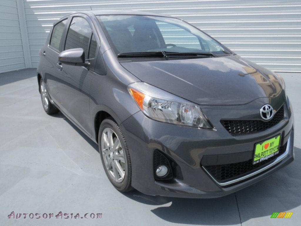 Magnetic Gray Metallic / Dark Gray Toyota Yaris SE 5 Door