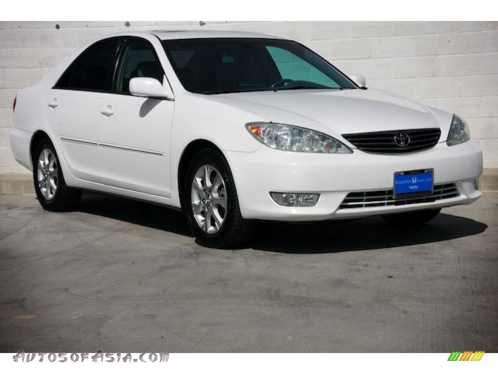 Super White / Taupe Toyota Camry XLE V6